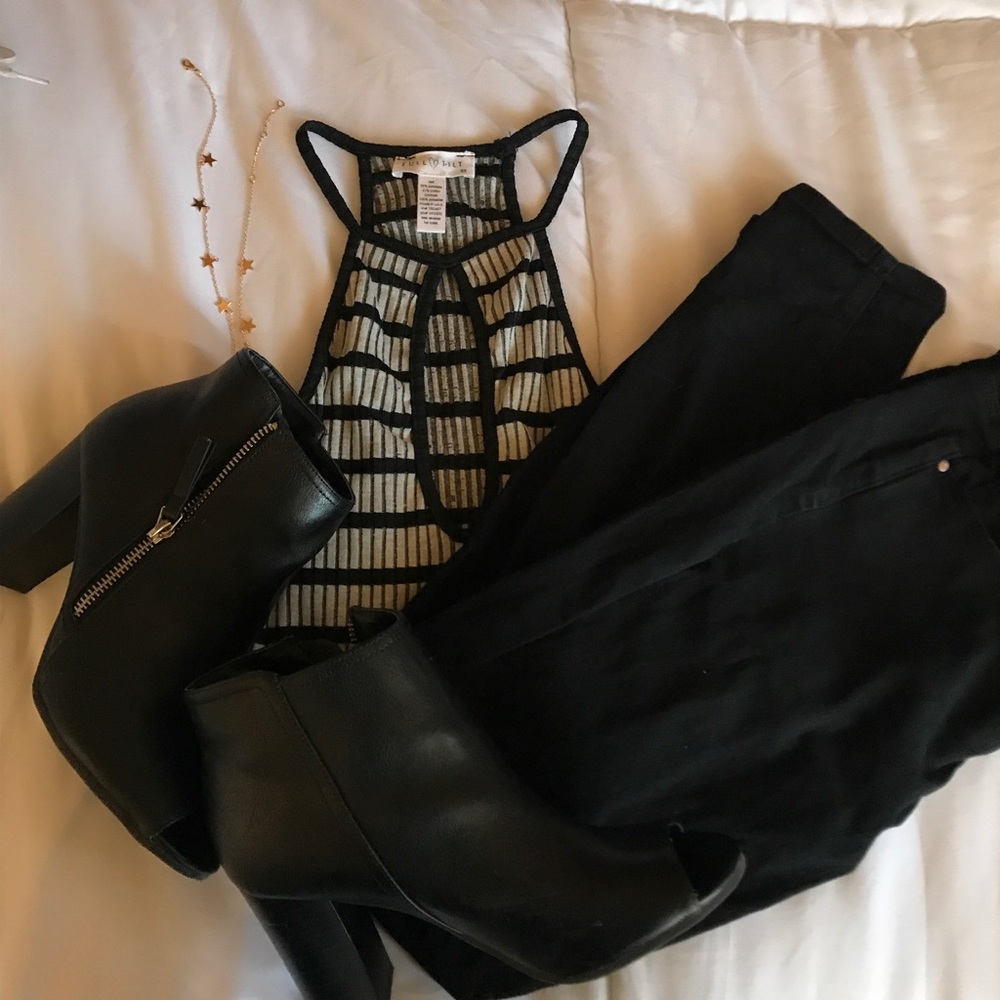 Cropped key hole shirt